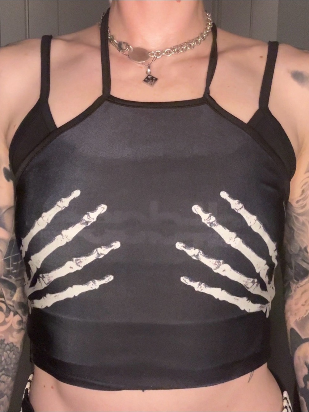 Skull hands tie shirt